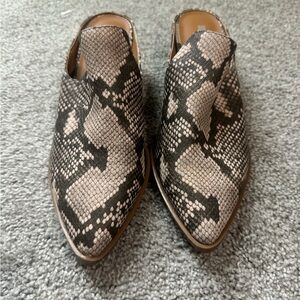 Serena Mule Slip-On By Dolcetta
Women's Size 6.5 Snake Skin Pattern
2" Heel NEW